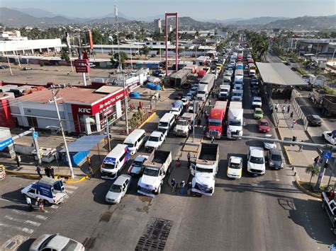 Transportistas paralizan carreteras de México para denunciar el alza en