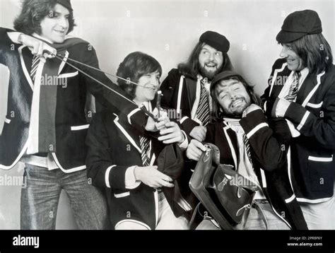 THE KINKS UK Pop Group Promotional Photo About 1970 From Left Ray