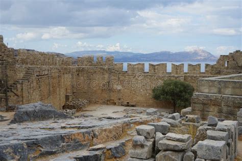 Vista Del Muro De La Fortaleza En La Antigua Acrópolis De Lindos En