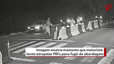 VÍDEO Motorista caminhonete roubada tenta atropelar policiais para