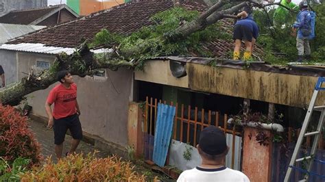 Hujan Deras Disertai Angin Kencang Landa Malang Sejumlah Rumah