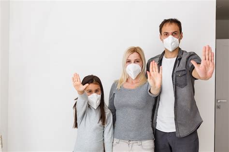 Familia con máscaras protectoras en cuarentena vida normal con