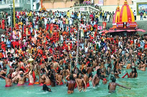 Huge Crowds At Indias Kumbh Festival As Pandemic Surges Read Qatar