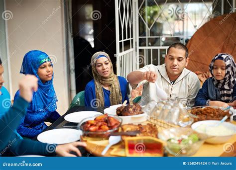 Abundancia De Comida Y Amor En Esta Mesa Una Familia Musulmana