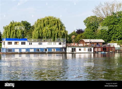 Houseboat Uk Hi Res Stock Photography And Images Alamy