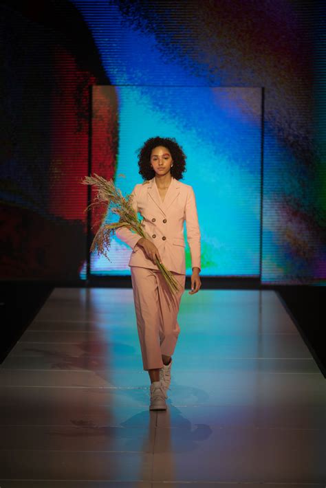 Bafweek 2020 Cómo Fue El Desfile De Valentina Karnoubi La Más Elegida Por Las Famosas Infobae