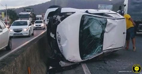 Mulher Fica Ferida Ap S Capotar Carro Na Br Em Itapema Galera Mix