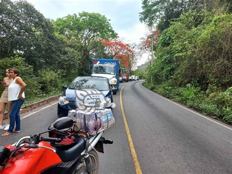 Vuelca tractocamión en la carretera Atoyac Paso del Macho hay un muerto