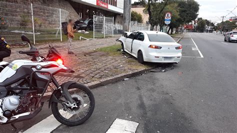 Motorista Provoca Acidente Ao Furar Sinal Vermelho Abandona Carro E