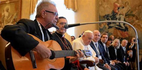 Emotivo Encuentro En El Vaticano Le N Gieco Le Cant Al Papa Francisco