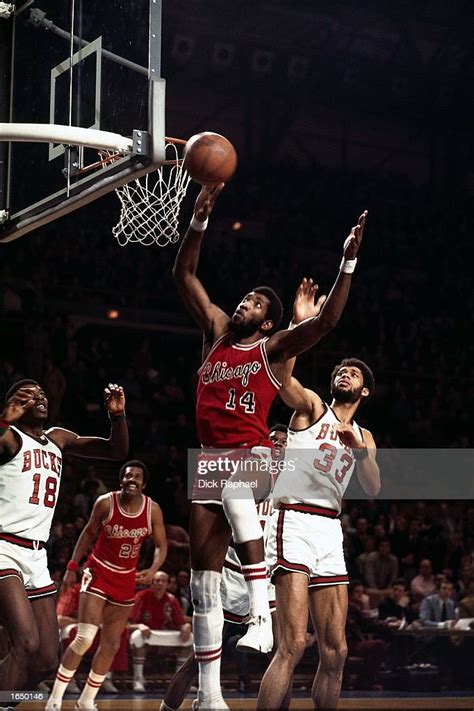 Clifford Ray Of The Chicago Bulls Goes For A Layup During The 1970