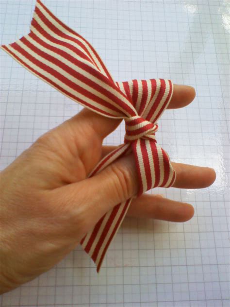 How To Tie A Simple Bow With One Sided Ribbon At Loretta Lambert Blog