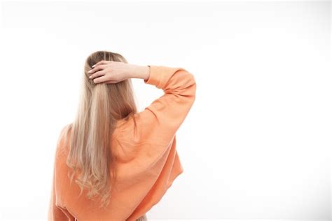 Fille Blonde Intelligente En Tenue Décontractée Tenant Sa Tête Pense Que Les Doutes Prennent Une