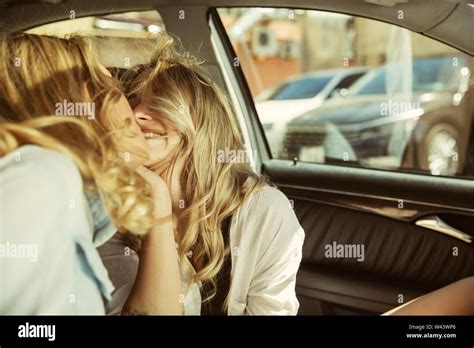 Lesbians Kissing Fotos Und Bildmaterial In Hoher Auflösung Alamy