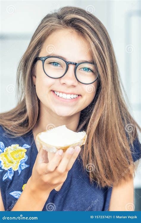 Jeune Adolescente Mangeant Du Pain Avec Du Fromage La Cr Me Image