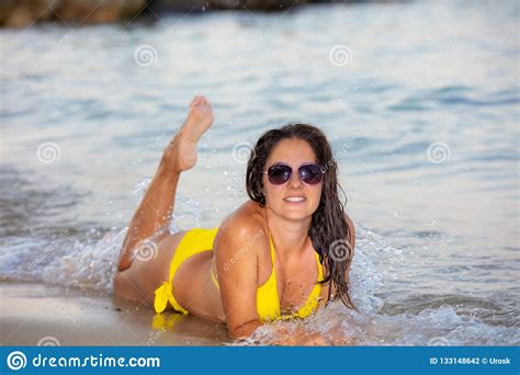 Mujer En Bikini Amarillo En La Playa Foto De Archivo Imagen De