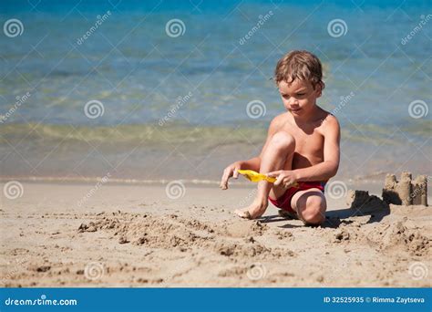 Gar On Faisant Le Ch Teau De Sable Sur La Plage Image Stock Image Du