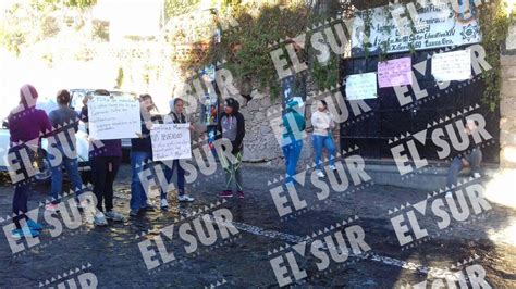 Bloquean Padres Una Calle Y Toman Una Primaria En Taxco Exigen Dos