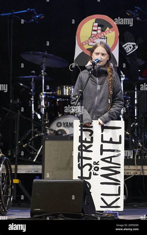 La activista climática sueca Greta Thunberg pronuncia un discurso