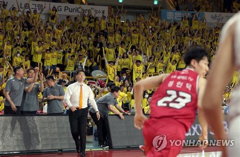 프로농구 Sk 또 10점 차 이상 뒤집고 4강 Po 1차전 Lg에 역전승 한국경제