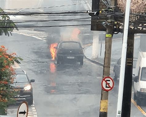 Carro pega fogo e provoca trânsito no Cambuí em Campinas TV Hortolândia