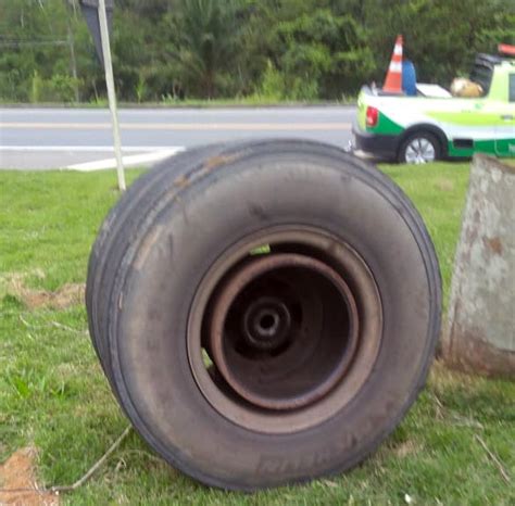 Roda Se Solta De Carreta E Atinge Uma Pessoa Na Br 101 Em Vila Velha