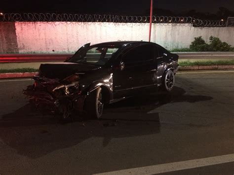 Motorista fura blitz e é preso após causar acidente em São José dos