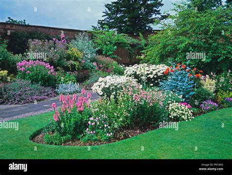 Perennials Bed Summer Hi Res Stock Photography And Images Alamy