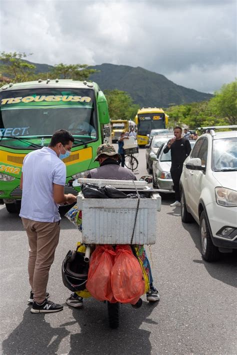 Comercio De Alimentos De Un Vendedor Ambulante En Un Atasco En Una