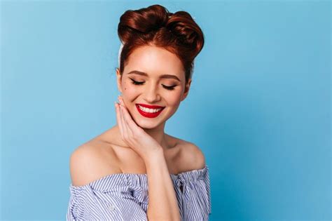 Fille Timide Au Gingembre Souriant Avec Les Yeux Ferm S Photo De