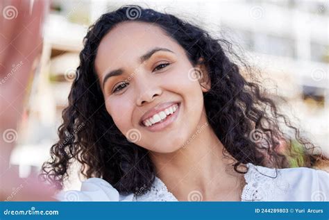 Tu Sonrisa Es De Tu Selfie Retrato De Una Joven Feliz Tomando