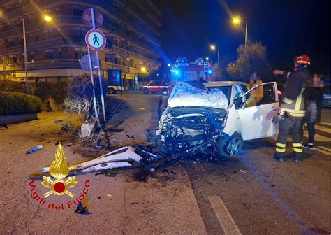 Il Vescovado Salerno Scontro Frontale Tra Due Auto Nei Pressi Del