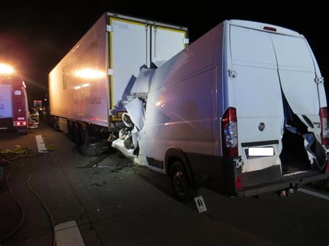 Nach Unfalldrama Auf Der A Wildparkende Lkw Werden Zur T Dlichen Gefahr