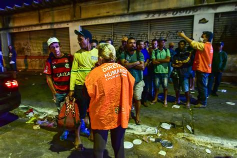 Pessoas Em Situação De Rua São Levadas A Abrigo Provisório Por Causa De