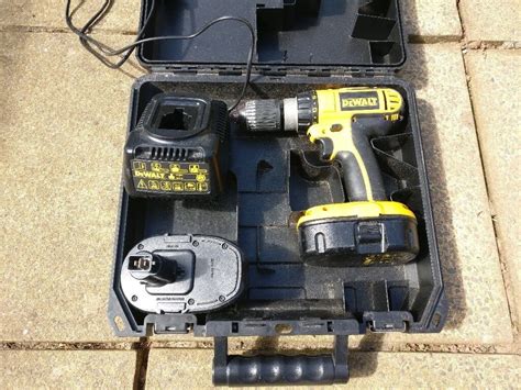 Dewalt Dc725 18v Cordless Hammer Drill Comes With 2 Batteries Charger