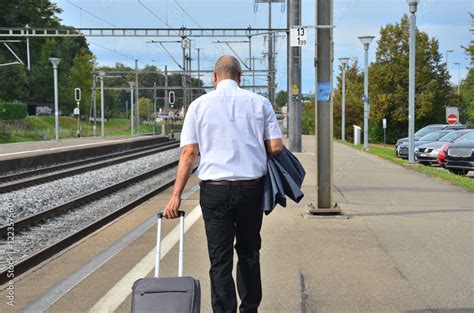 Geschäftsmann am Bahnhof Stock Foto Adobe Stock