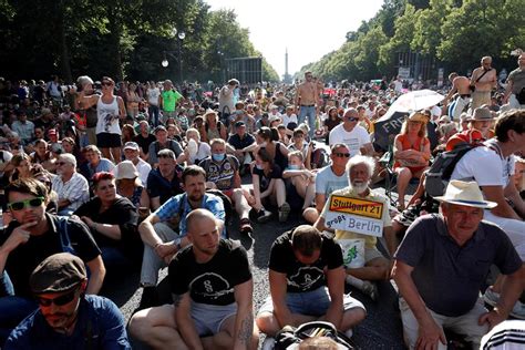 Manifestantes Fazem Marcha Em Berlim Pedindo O Fim Das Medidas Contra A