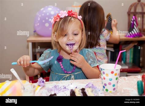 Niños Comiendo Pastel Cumpleaños Fotografías E Imágenes De Alta