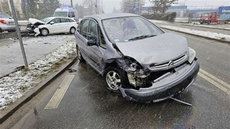 Wypadek Na Wrzosowej W Kielcach Trudne Warunki Na Drogach Zobacz