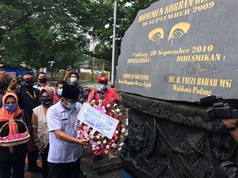 Mengenang Gempa Padang Tahun Lalu Republika Online