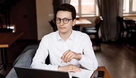 Premium Photo Caucasian Businessman With Eyeglasses Looking At Camera