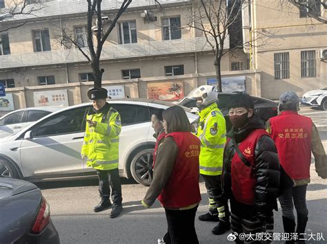 太原迎泽二大队四中队民警与驻地南内环街二社区党员志愿者联合开展文明交通治理活动群众