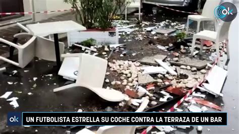 Un futbolista estrella su coche contra la terraza de un bar Vídeo