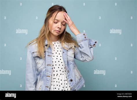 Photo de jeune triste bouleversé belle femme blonde avec des émotions sincères portant jean