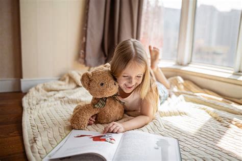 Schattig Klein Caucasisch Meisje In Handtentuig Kleed Dat Een Boek