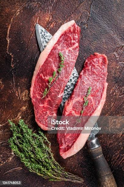 Uncooked Raw Top Sirloin Cap Atau Steak Daging Sapi Pantat Pada Pisau