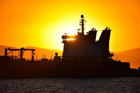 Silhueta De Um Navio No Mar Contra O C U Durante O P R Do Sol Foto