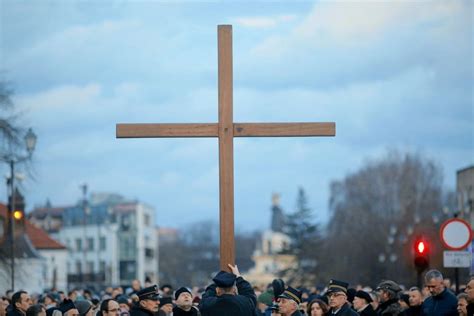 Czy Wielki Piątek to dzień wolny od pracy Jest jeden warunek Money pl