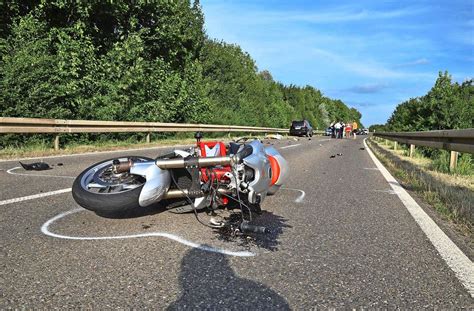 Kreis Reutlingen Motorradfahrer Stirbt Nach Crash Mit Auto Baden