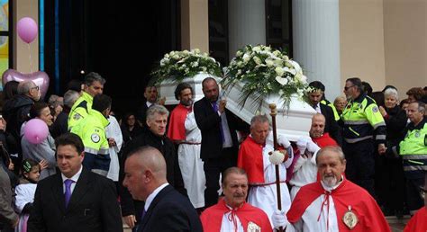 Cisterna Latina Don Livio Al Funerale Delle Bimbe Preghiamo Per Il Padre